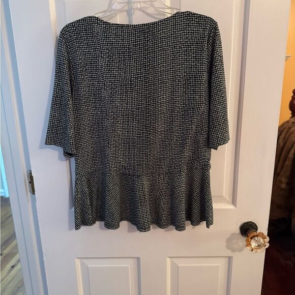 Vince Camuto blouse , navy with green dots, peplum and short sleeves. Size L - Picture 6 of 9